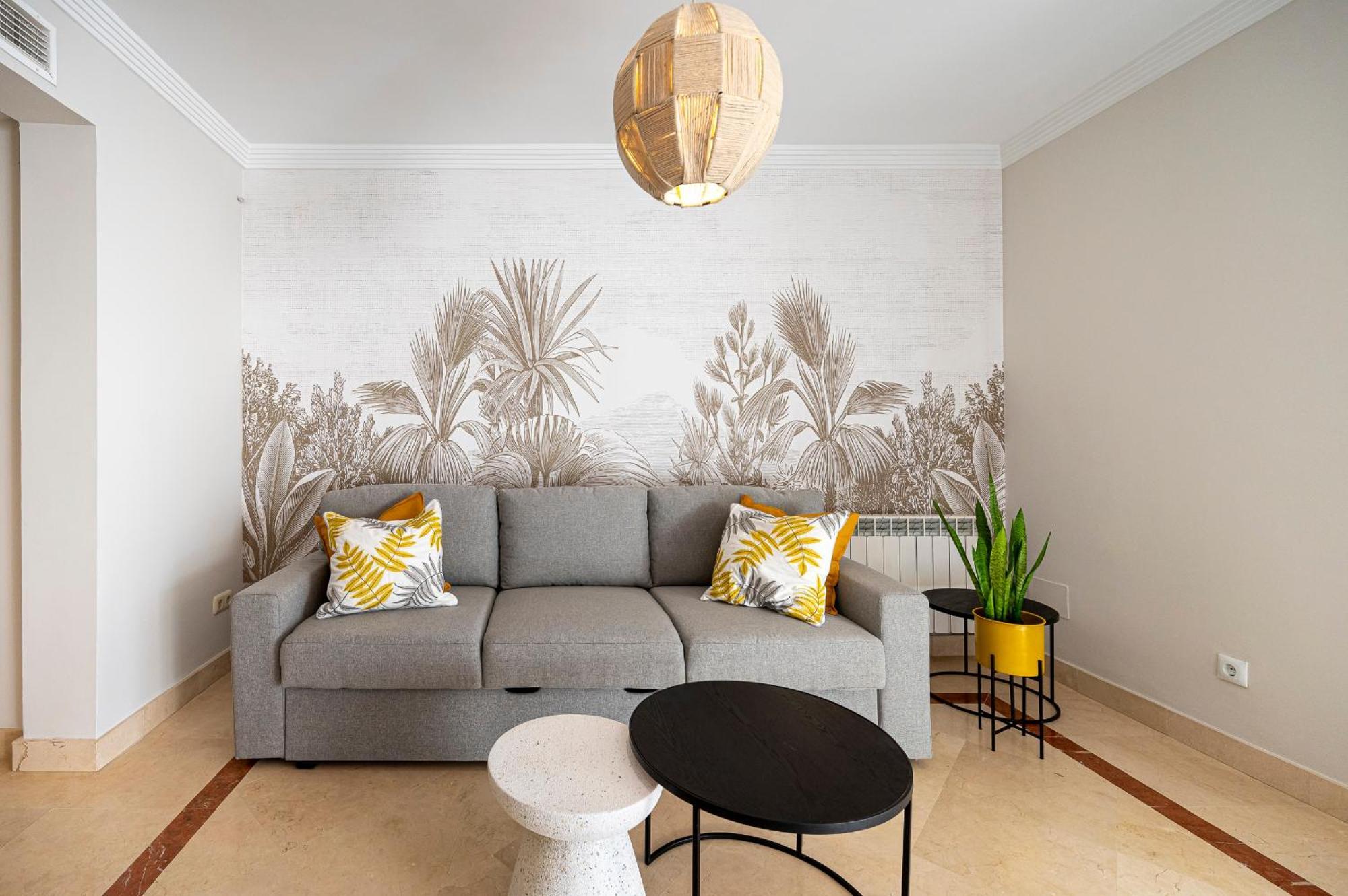 Renovated In 2024 - With Pool And Parking Apartment