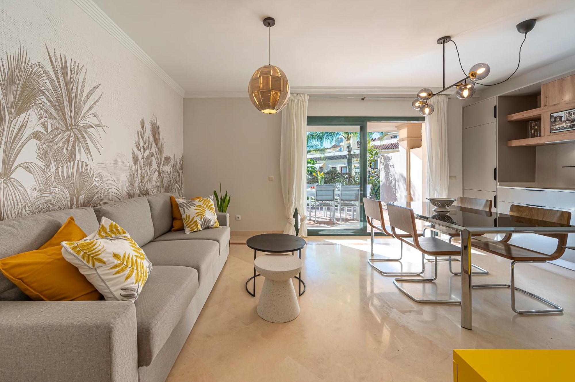 Renovated In 2024 - With Pool And Parking Apartment