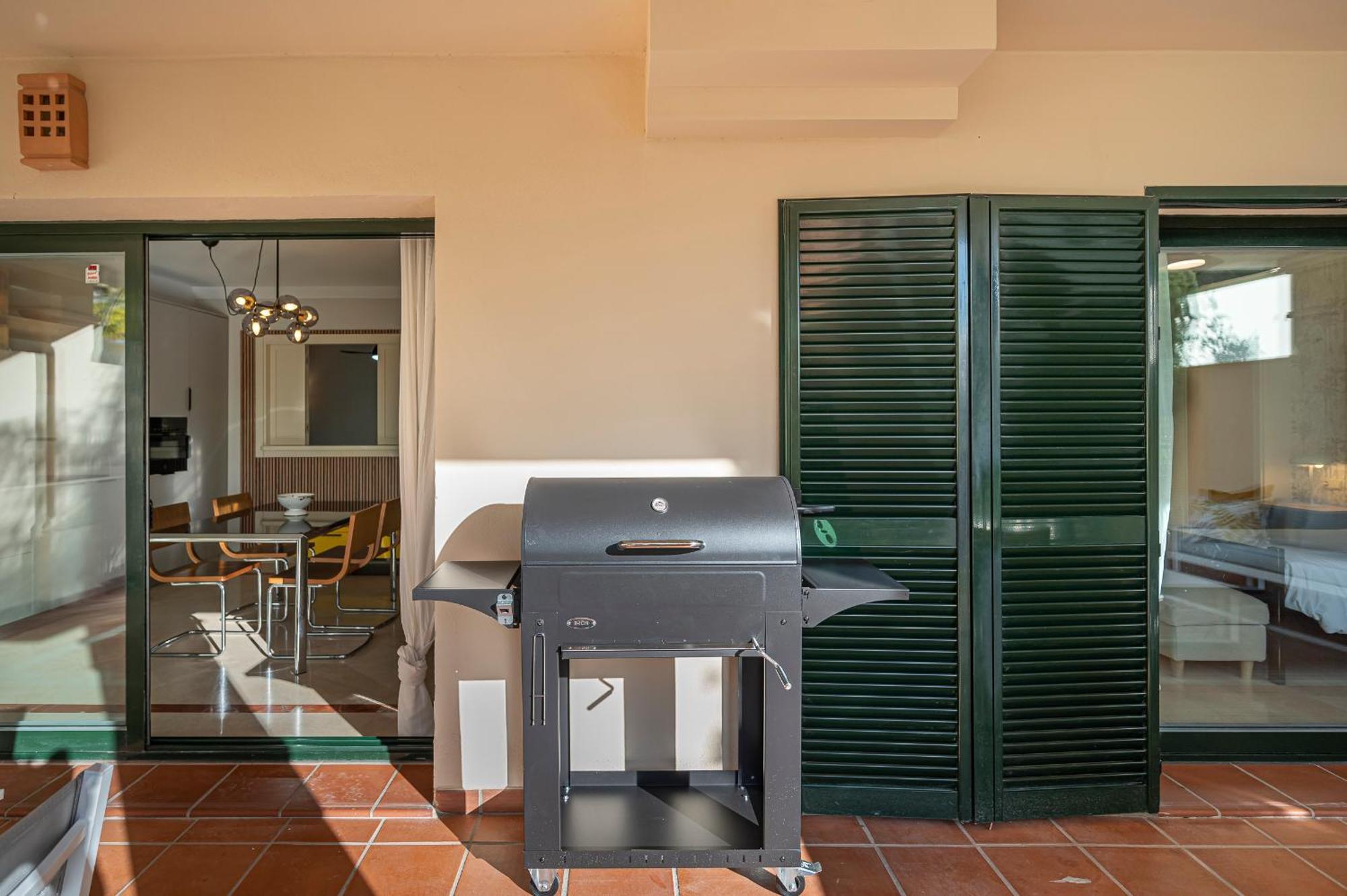 Renovated In 2024 - With Pool And Parking Apartment