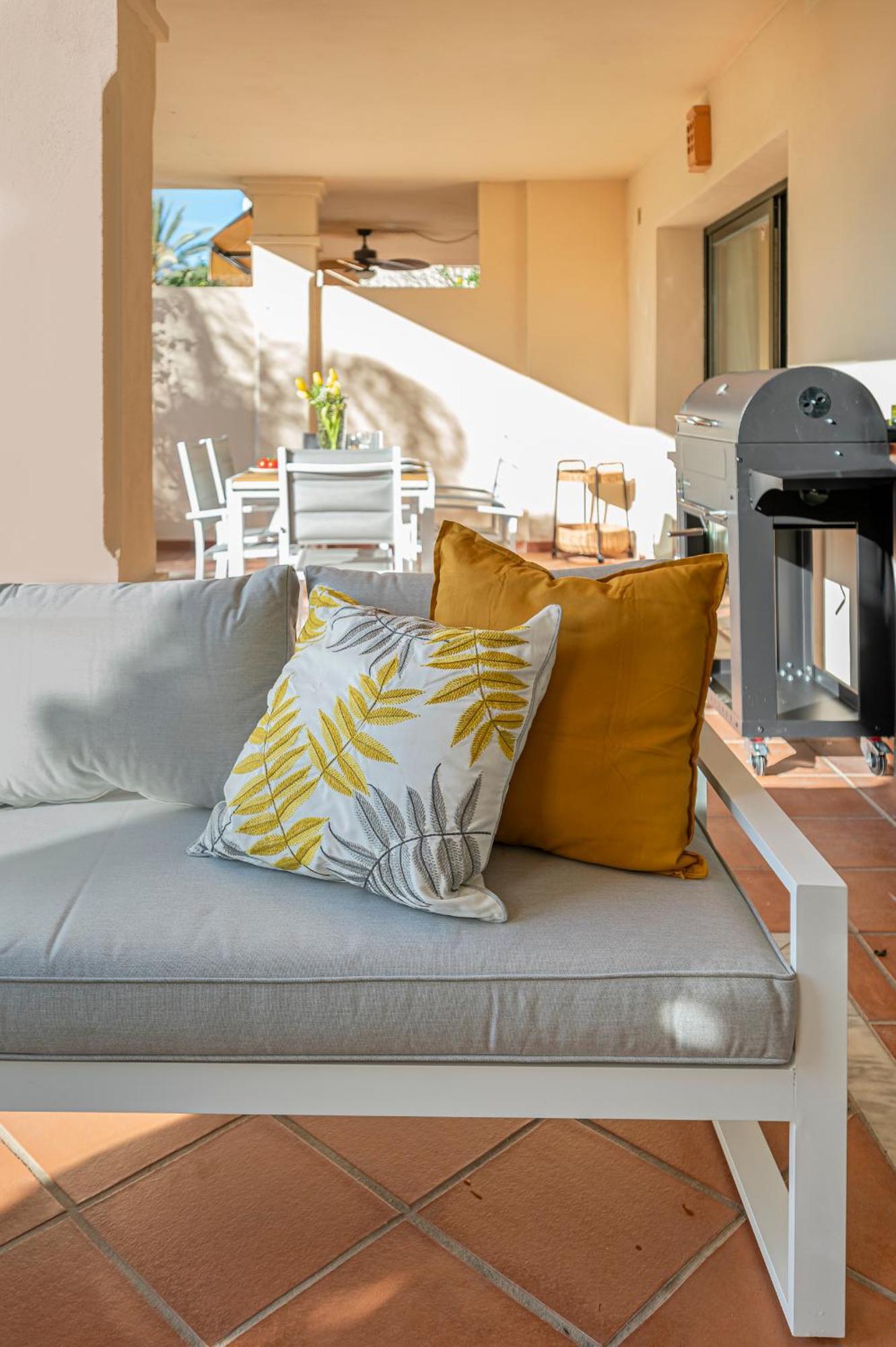 Renovated In 2024 - With Pool And Parking Apartment