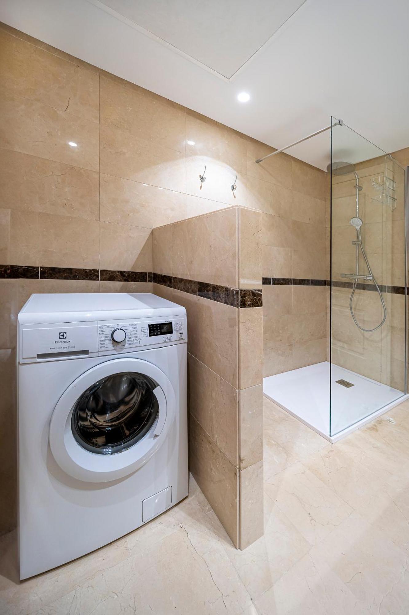 Renovated In 2024 - With Pool And Parking *